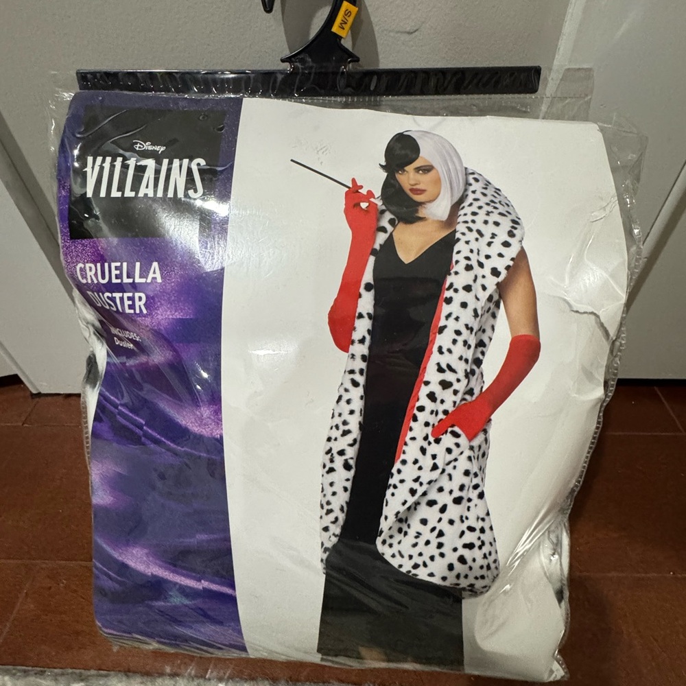 Disney Villains Cruella Black and White Duster
Includes black/white wig